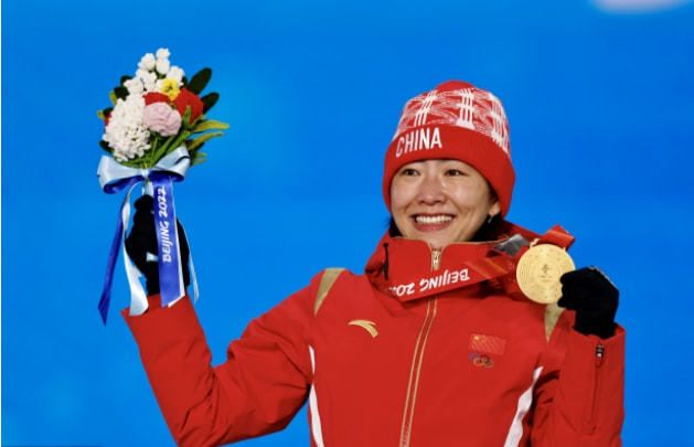 这个形象几乎就像是一个原始的十字架，代表着战后雄心勃勃的年代给人们带来的信念、希望、恐惧和惊奇。
